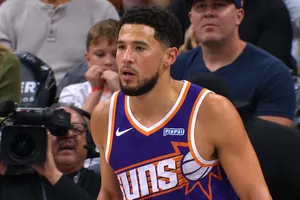 Devin Booker (43 points) en démonstration face à l’équipe B des Warriors