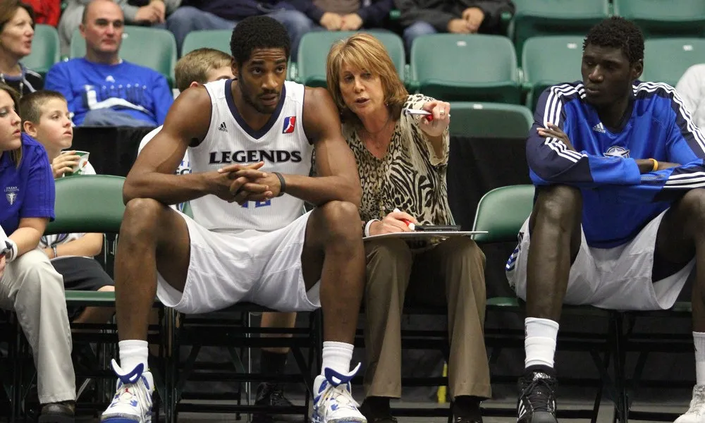 Nancy Lieberman était devenue en 2009 la première femme coach en D-League en 2009 à la tête des Texas Legends.