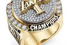Les Lakers reçoivent leurs bagues de champions