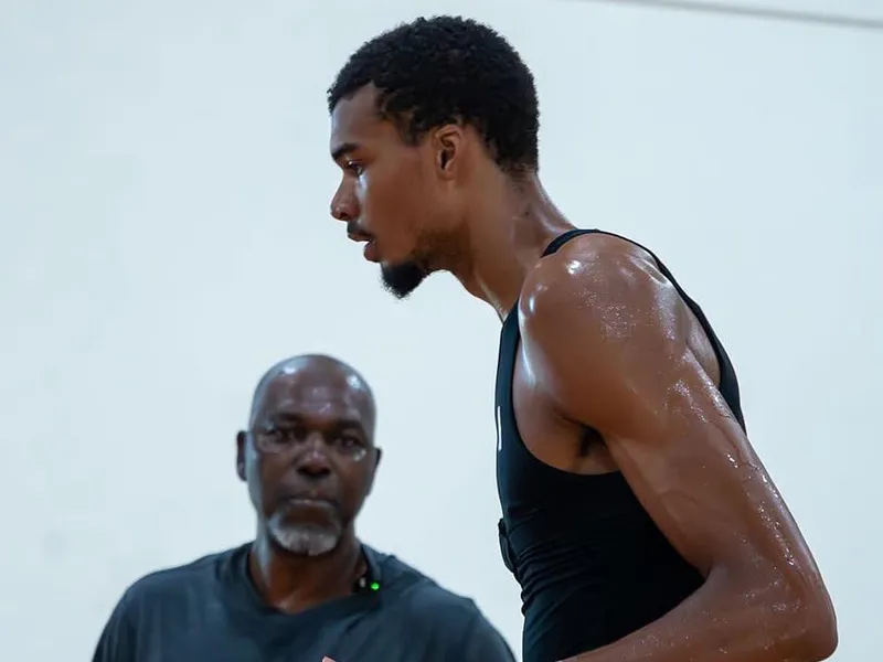 Victor Vembaniama AVEC Hakeem Olajuvon