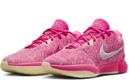 La LeBron 21 passe enfin au rose