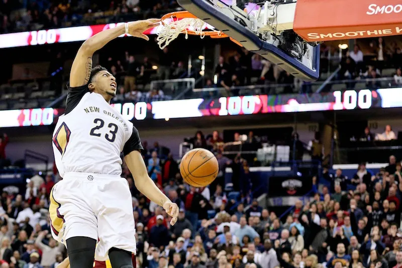 Anthony Davis touché à la tête