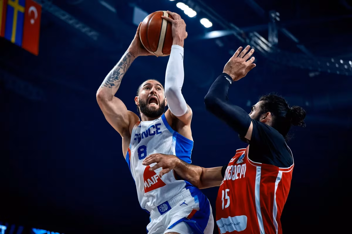 Isaïa Cordinier (France) contre la Géorgie lors de l'Euro 2025 (crédit photo : FIBA)