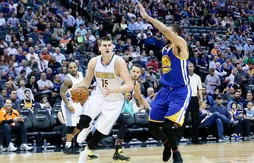 Nikola Jokic en triple double et en feu à 3-points, les Nuggets explosent les Warriors !