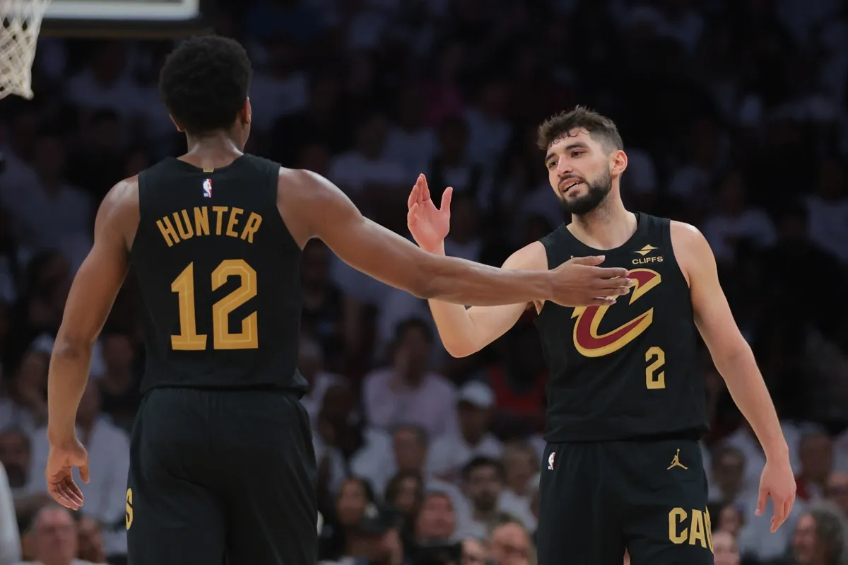 De'Andre-Hunter et Ty Jerome (Cavaliers) contre le Heat au Game 4