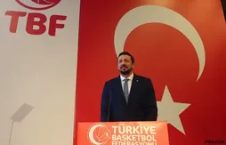 Hedo Turkoglu tape du poing sur la table après l’élimination de la Turquie