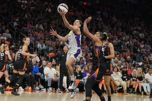 https://www.basketusa.com/thumbor/WDVFVnOmew2hthypLdDYuP2U1iA=/488x325/smart/filters:format(webp)/https%3A%2F%2Fmedia.basketusa.com%2Fmain%2F2026%2F06%2FUSATSI_29194309_168380191_lowres1.jpg