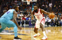 James Harden voit triple face aux Hornets
