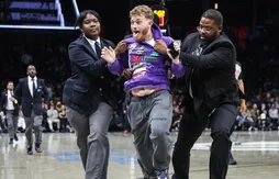 Ce spectateur a foncé sur Donovan Mitchell en plein match