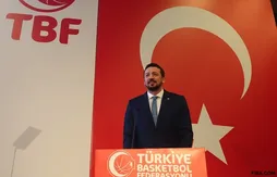 Hedo Turkoglu tape du poing sur la table après l’élimination de la Turquie