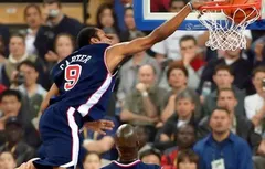 Le dunk du siècle : quand Vince Carter a survolé Fred Weis