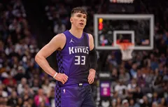 Jake LaRavia s’engage avec les Lakers