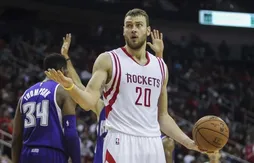 Donatas Motiejunas profite de l’absence de Dwight Howard pour établir son record en carrière