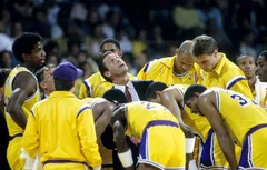 La statue de Pat Riley dévoilée en février par les Lakers