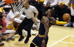 Points en playoffs : LeBron James passe Kobe Bryant