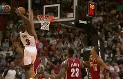 Dunk de la nuit : Dwyane Wade posterize Anderson Varejao