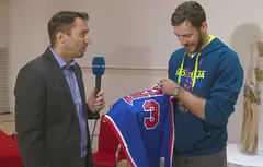 Goran Dragic très ému de recevoir le maillot de Drazen Petrovic