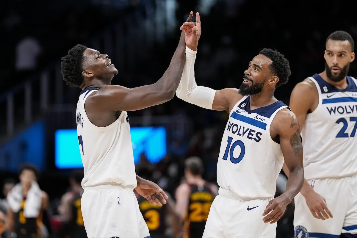Edwards et Conley des Wolves