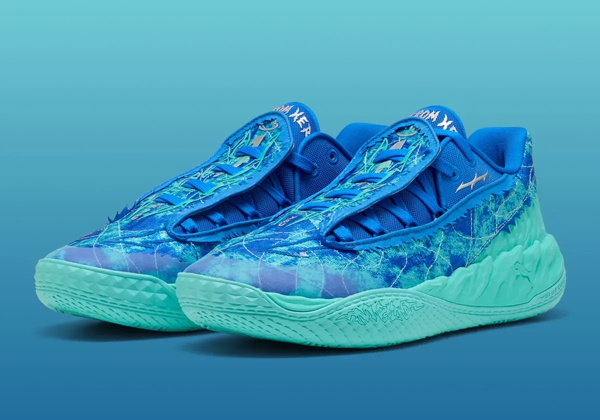 La MB.05 Lo « Ultra Blue » les pieds dans l'eau