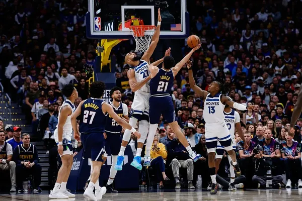Les Nuggets repoussent les Wolves pour rester en vie
