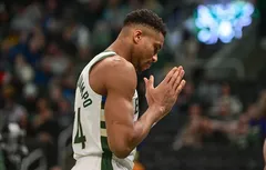 Michael Redd félicite Giannis Antetokounmpo pour son record de points