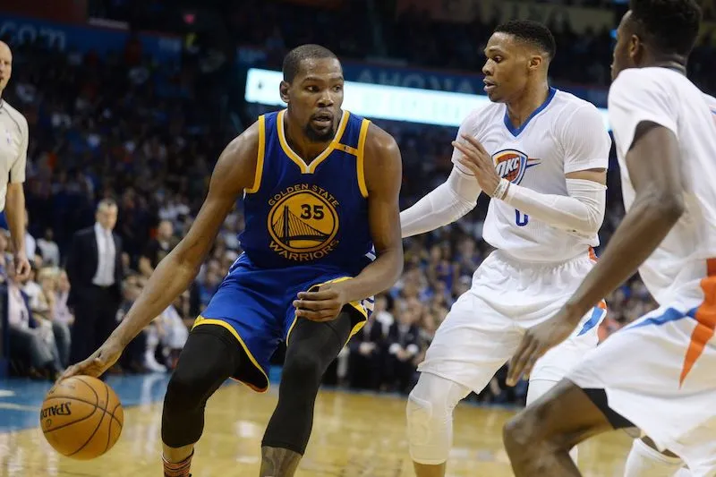 Dans une ambiance bouillante, Kevin Durant plante 34 points et les Warriors résistent aux 47 pts de Russell Westbrook.