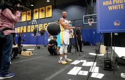 Les rookies des Warriors se bousculent pour une photo avec Stephen Curry