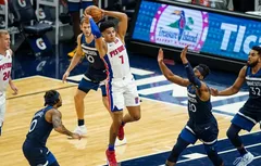 Killian Hayes observé par les Nets