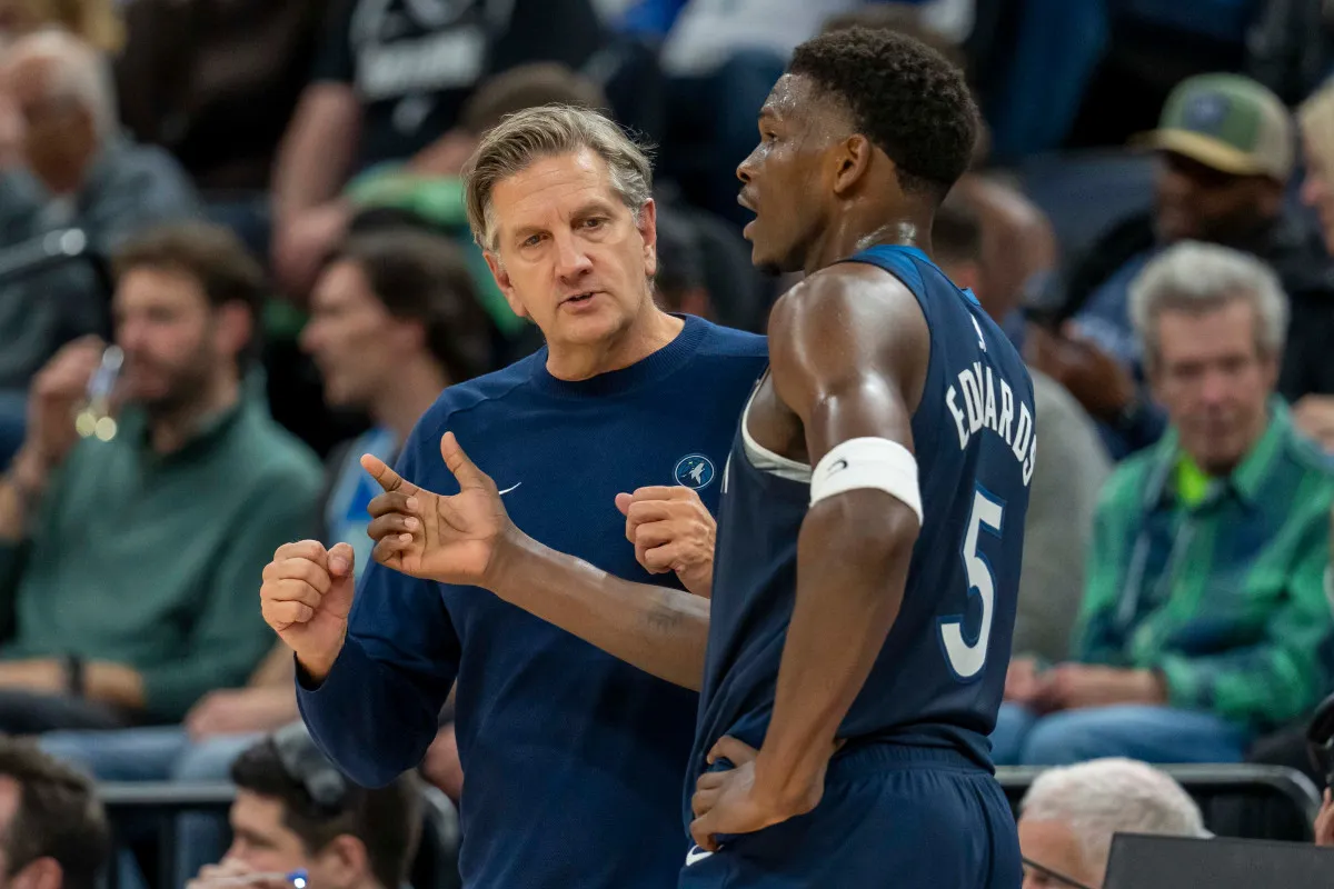 Anthony Edwards et Chris Finch avec les Wolves