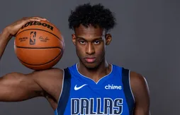 Olivier-Maxence Prosper étudie le jeu de Mikal Bridges et Pascal Siakam