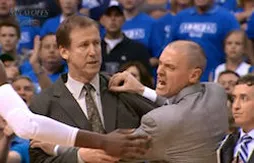 Les images du pétage de plomb de Rick Carlisle