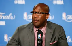 Heureux à Golden State, Mike Brown garde tout de même un œil sur les postes de “head coach”