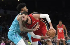 Alexandre Sarr sous l’immense aile de Jonas Valanciunas