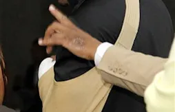 Amare Stoudemire coupé à la main en frappant un extincteur !