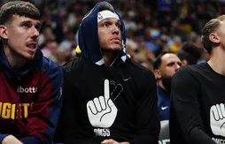 Le public de Denver a applaudi 55 secondes pour Dikembe Mutombo