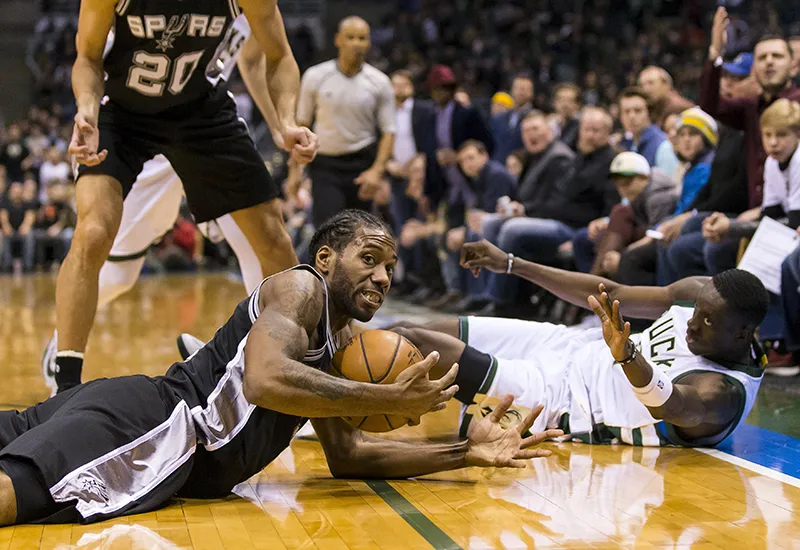 Pour diminuer l'influence défensive de Kawhi Leonard, les adversaires de San Antonio l'éloigne du ballon