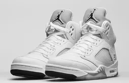 Une Air Jordan 5 “métallique”