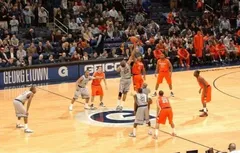 La vidéo du jour: Double tir au buzzer en NCAA !