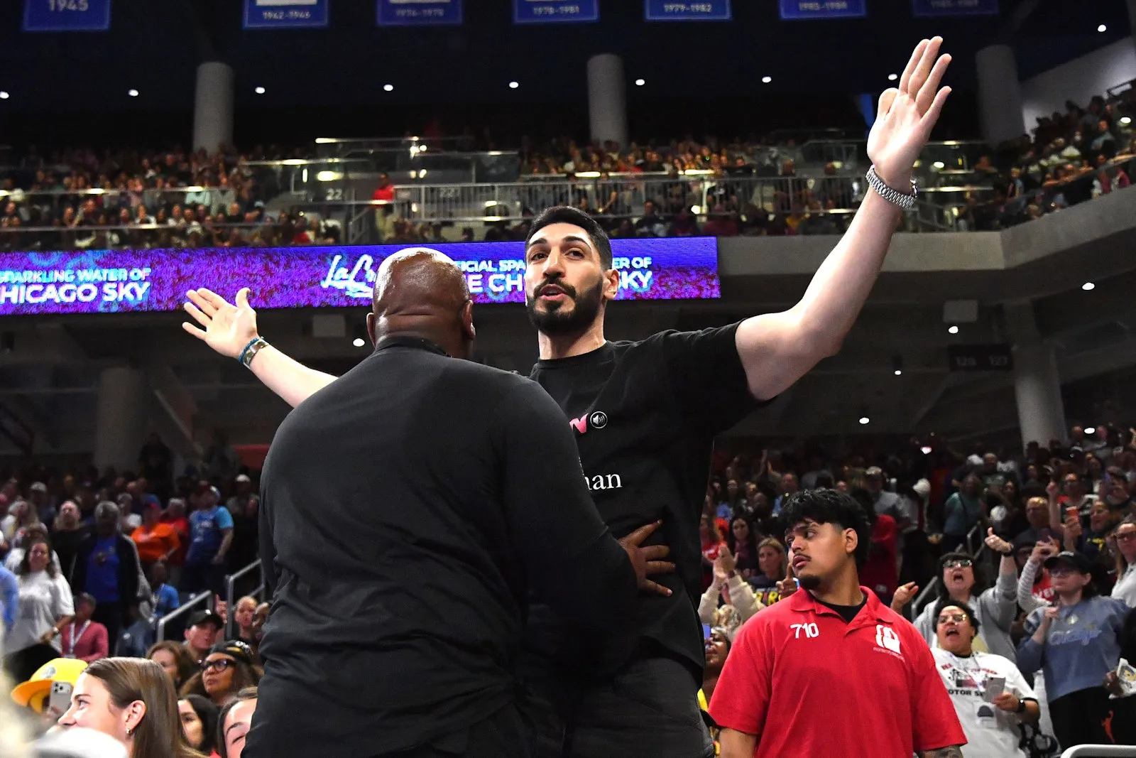 Enes Kanter expulsé d'un match WNBA après une altercation avec une joueuse