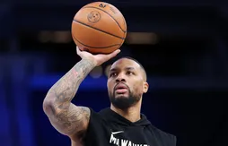 Loin de sa famille, Damian Lillard regarde de la boxe sur YouTube