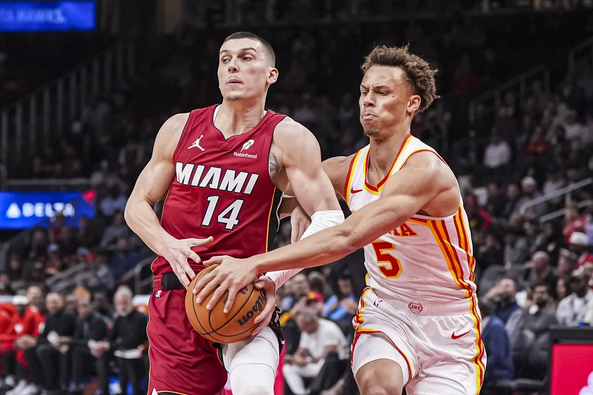 Dyson Daniels (Hawks) en défense contre le Heat de Tyler Herro
