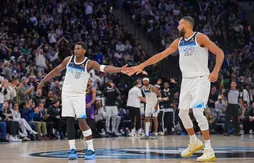 Une large victoire et des sourires bienvenus pour les Wolves