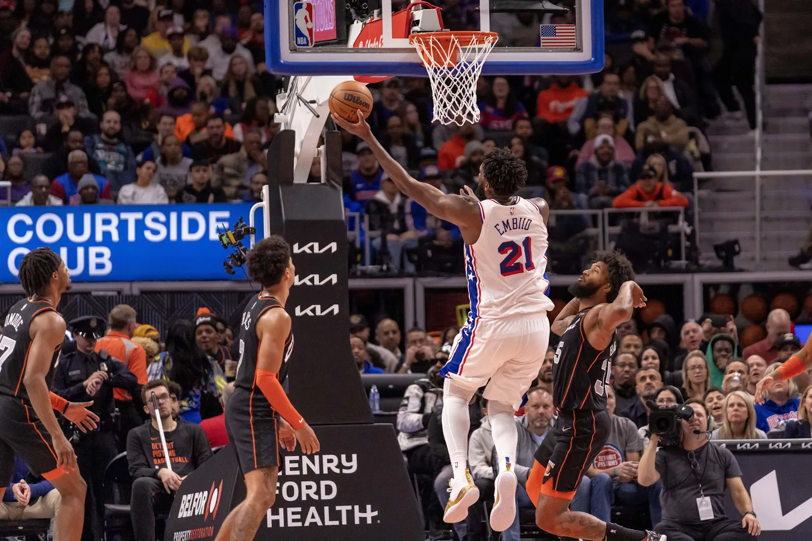 Joel Embiid (Sixers) devant Killian Hayes (Pistons)