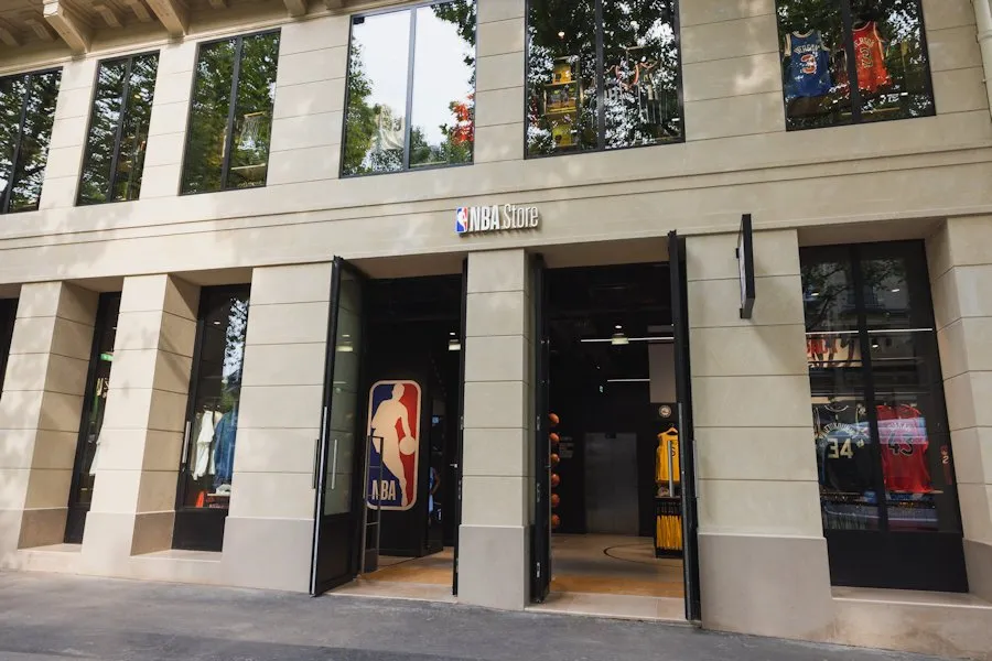 LA NBA ET FANATICS OUVRENT LE PREMIER NBA STORE À PARIS