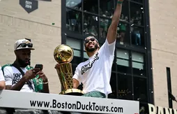 La folle tournée estivale de “Larry”, le trophée de champion de Boston