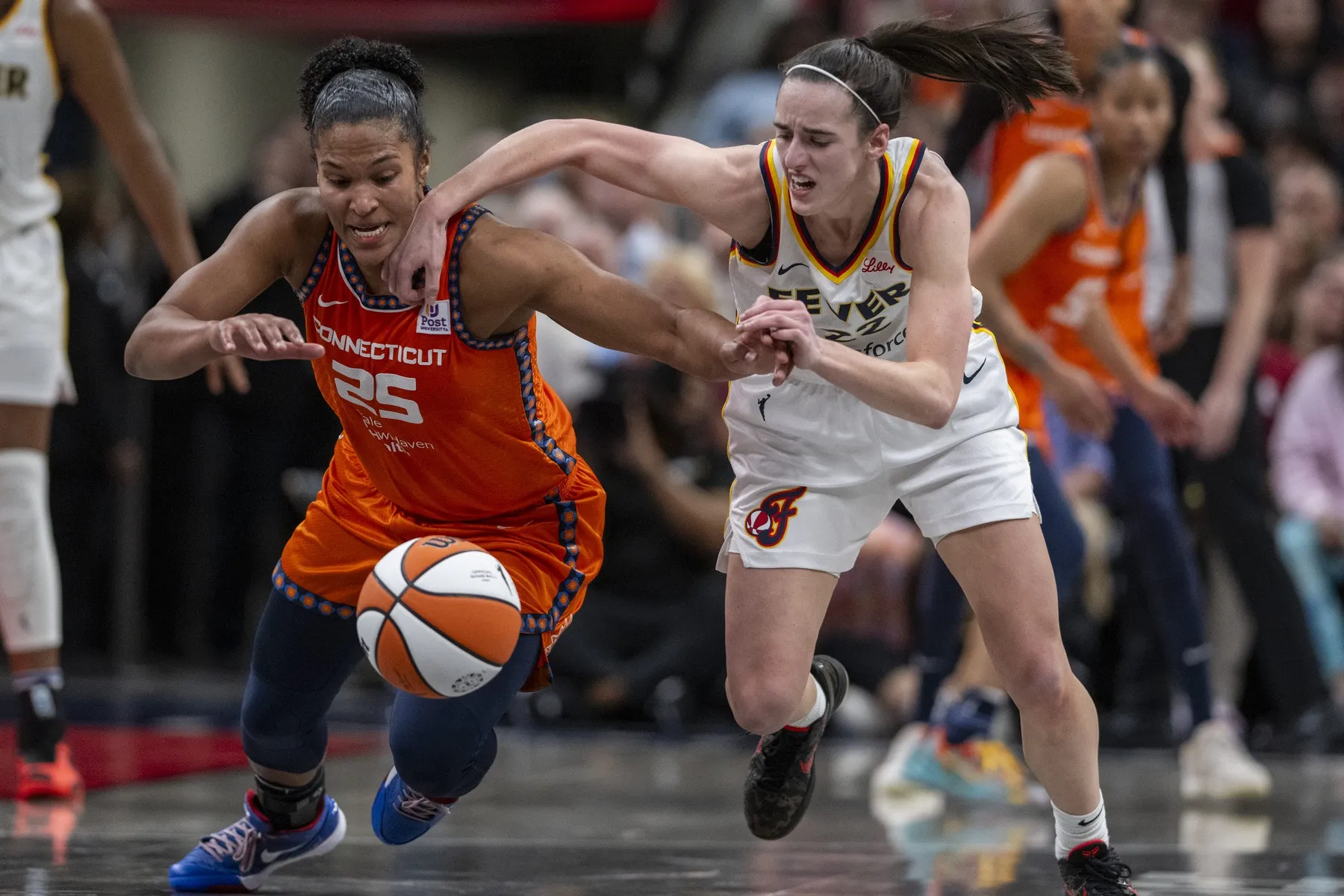 Caitlin Clark et Alyssa Thomas