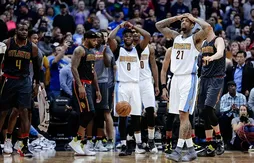 Déplumés, les Hawks arrachent la victoire à Denver