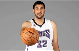 Sim Bhullar devient le premier joueur d’origine indienne à jouer un match NBA