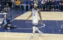 Une activiste a tenté de se… coller au parquet des Wolves