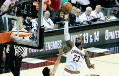 Dans la même soirée, LeBron James dépasse Magic Johnson et Michael Jordan